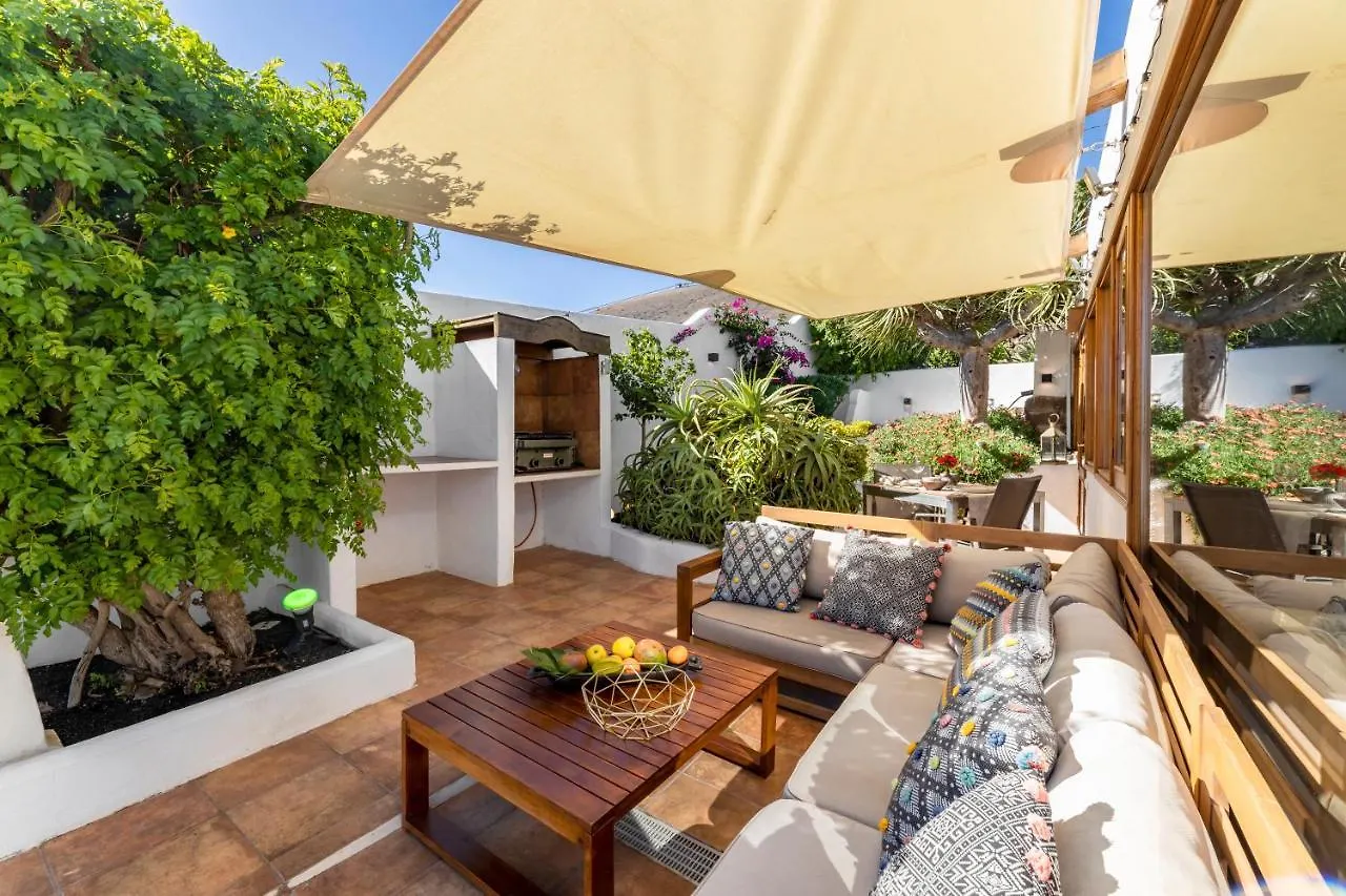 Villa Infinity: Panoramic Sea Views & Private Heated Pool Tias